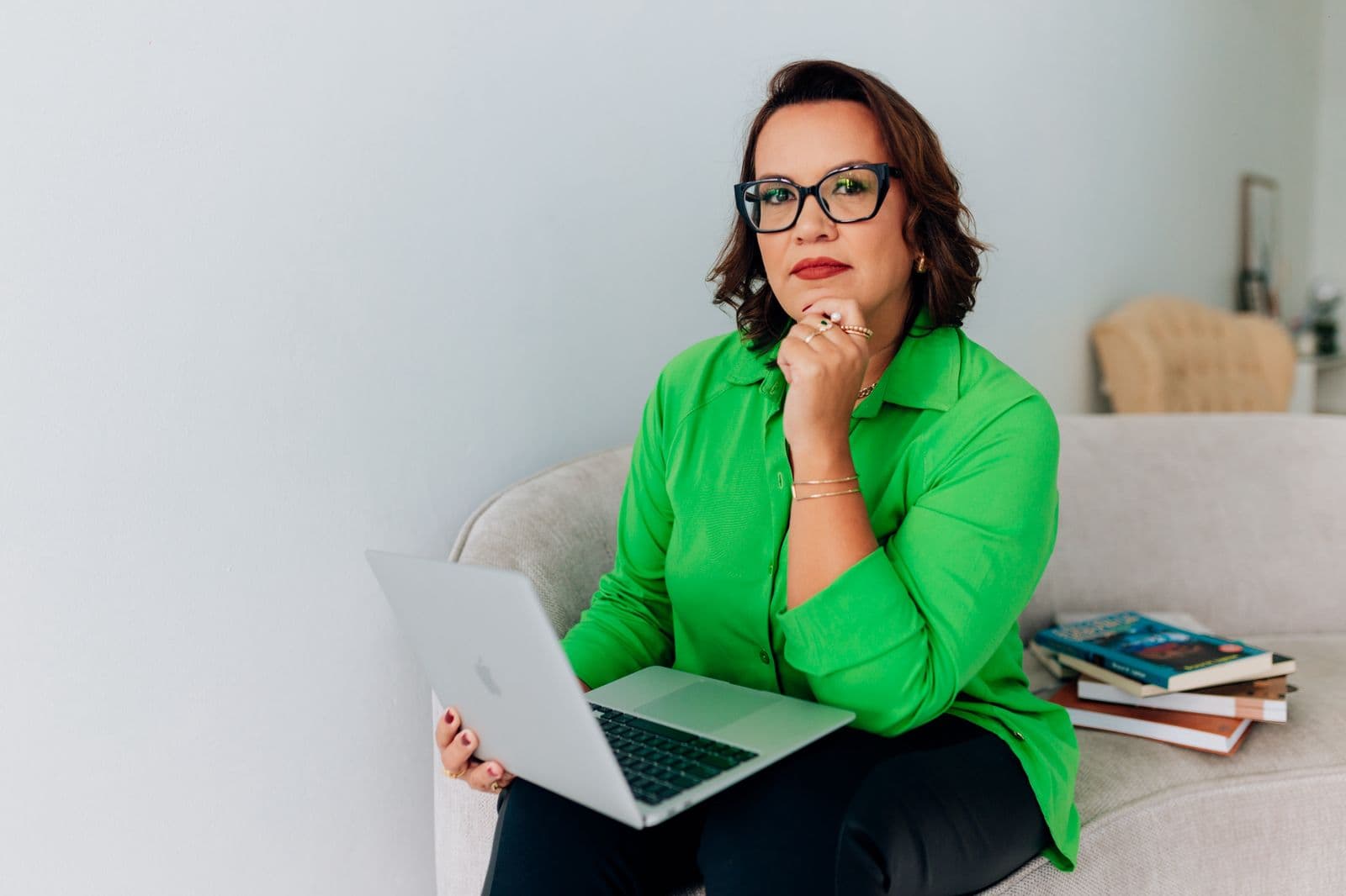 Fernanda Souza em seu consultório, com laptop, transmitindo cuidado e profissionalismo
